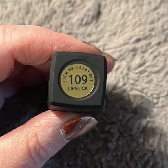 Romantic Beauty Matte Color 109 Pretty matte color with Gold Flecks - Picture 4 of 5